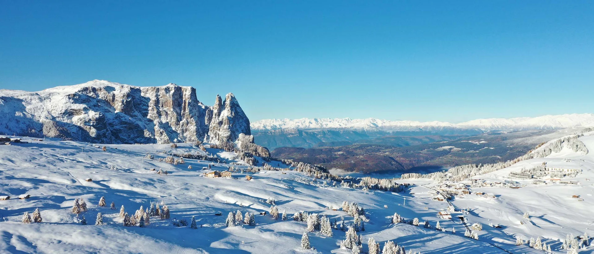 Schneebedeckte Alpenlandschaft mit blauem Himmel und Bergspitzen