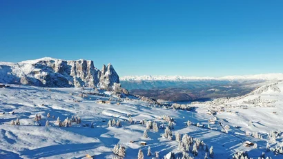 Schneebedeckte Alpenlandschaft mit blauem Himmel und Bergspitzen